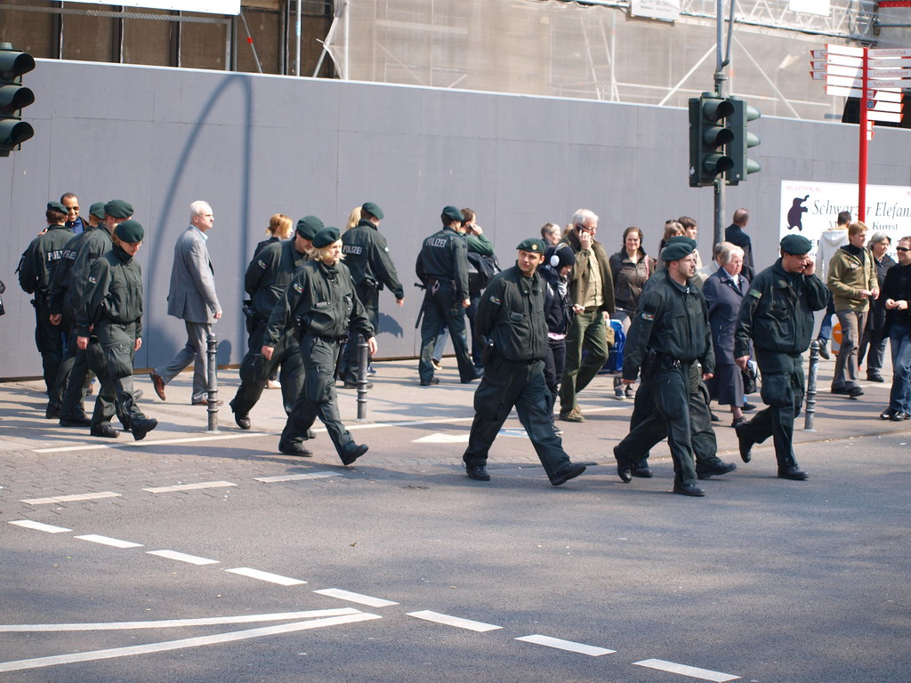 Suchmassnahmen am Koelner Neumarkt nach Raubueberfall im Parkhaus Wolfstr P05.JPG